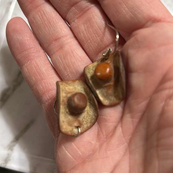 Leather cowboy hat earrings with a vintage horse locket pendant - Picture 3 of 6